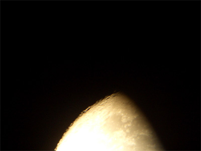 天体望遠鏡で見た月