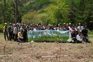 hino_blog_250514_kihada1.jpg(子ども達とキハダ植樹体験学習 2025年)
