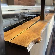 hino_blog_260411_narai_kihada_counter.jpg(日野百草本舗 奈良井店を彩る人々と建築 ～山下勝彦さんによるキハダ・カウンター～)